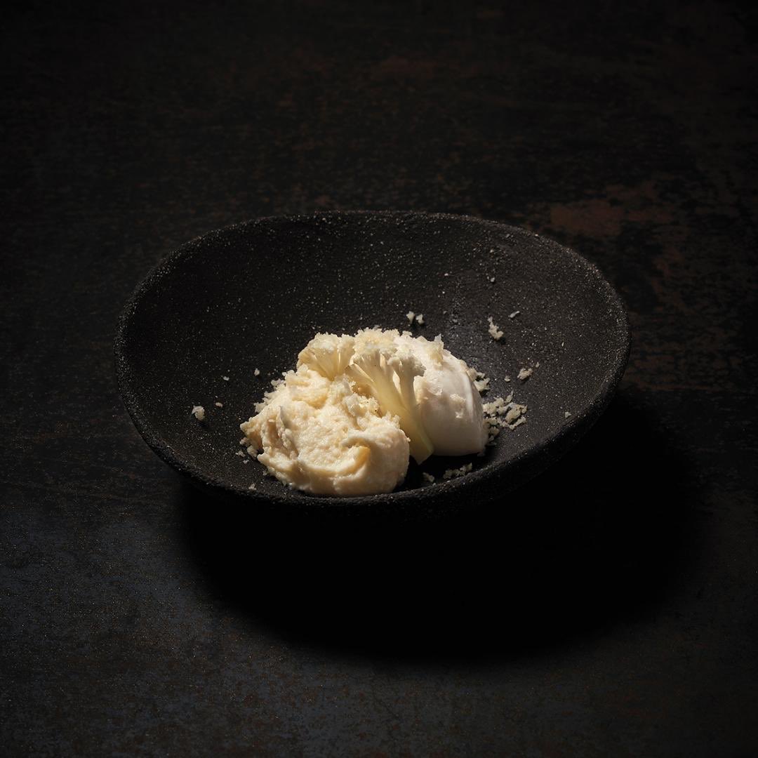 Montagud1906's tweet photo. 📚 @PastryRev 45 #PR45 reivindica el papel de los #VegetalesenPastelería en 1️⃣8️⃣0️⃣ páginas. Uno de ellos es la #coliflor, interpretada en clave dulce por @LesCols_Fina con maestría y sensibilidad
🍽 Servida como postre y en cuatro texturas
📚 https://t.co/5ksWMyxapd https://t.co/ahF5zq48wF