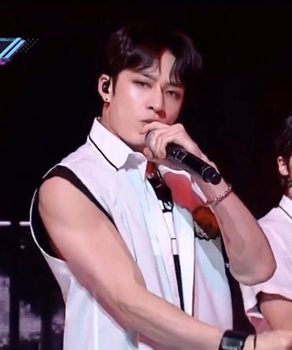 — bang chan’s arms; a super necessary thread  #StrayKids  #skz