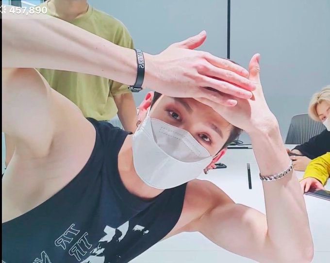 — bang chan’s arms; a super necessary thread  #StrayKids  #skz