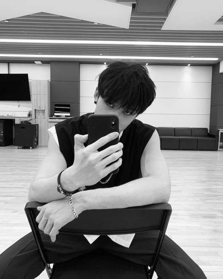 — bang chan’s arms; a super necessary thread  #StrayKids  #skz