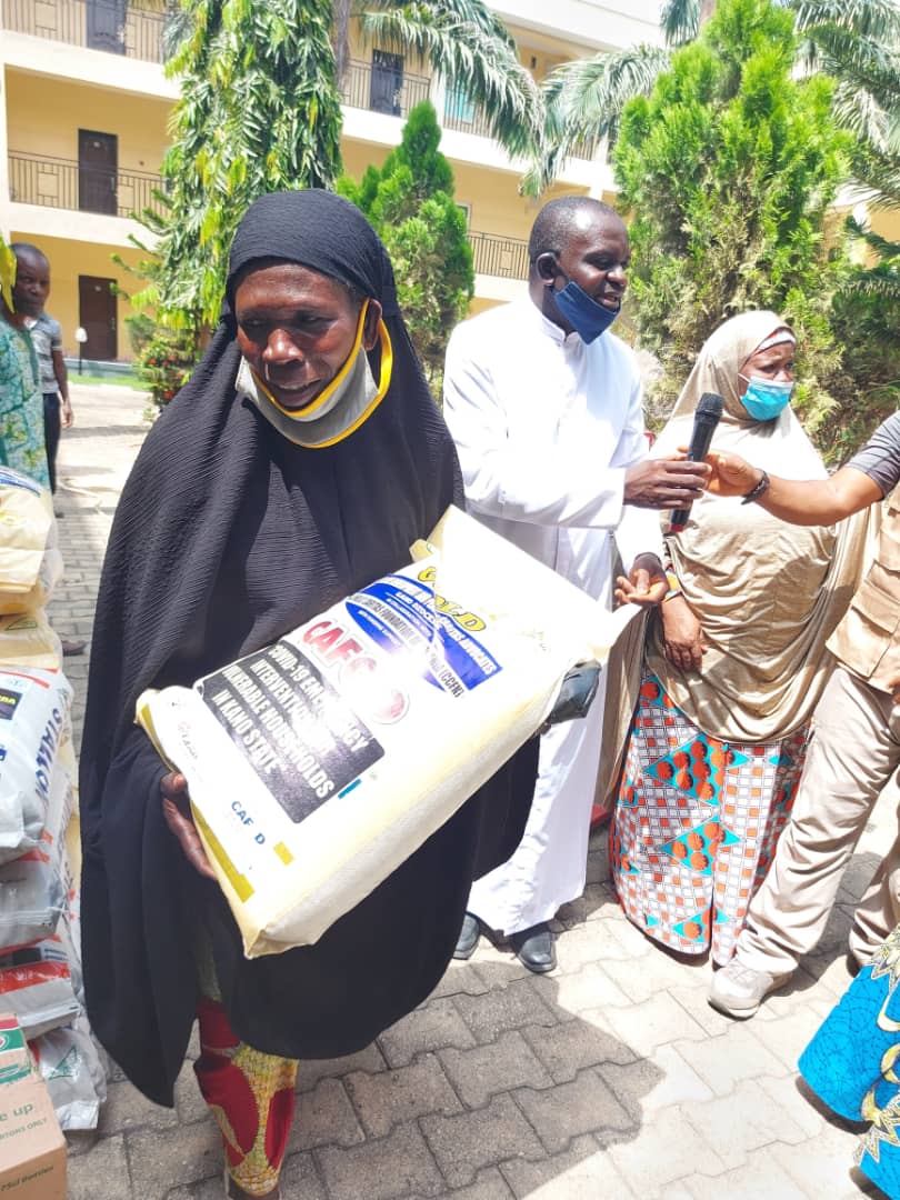 kellyemeh's tweet photo. CAFOD and Caritas Nigeria providing palliatives and handwashing facilities to the most vulnerable Nigerians during the COVID 19 Pandemic. #Noonebeyondreach https://t.co/ySBazZyHsF