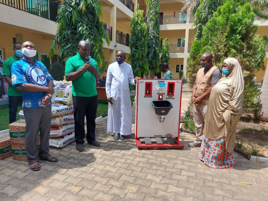 kellyemeh's tweet photo. CAFOD and Caritas Nigeria providing palliatives and handwashing facilities to the most vulnerable Nigerians during the COVID 19 Pandemic. #Noonebeyondreach https://t.co/ySBazZyHsF
