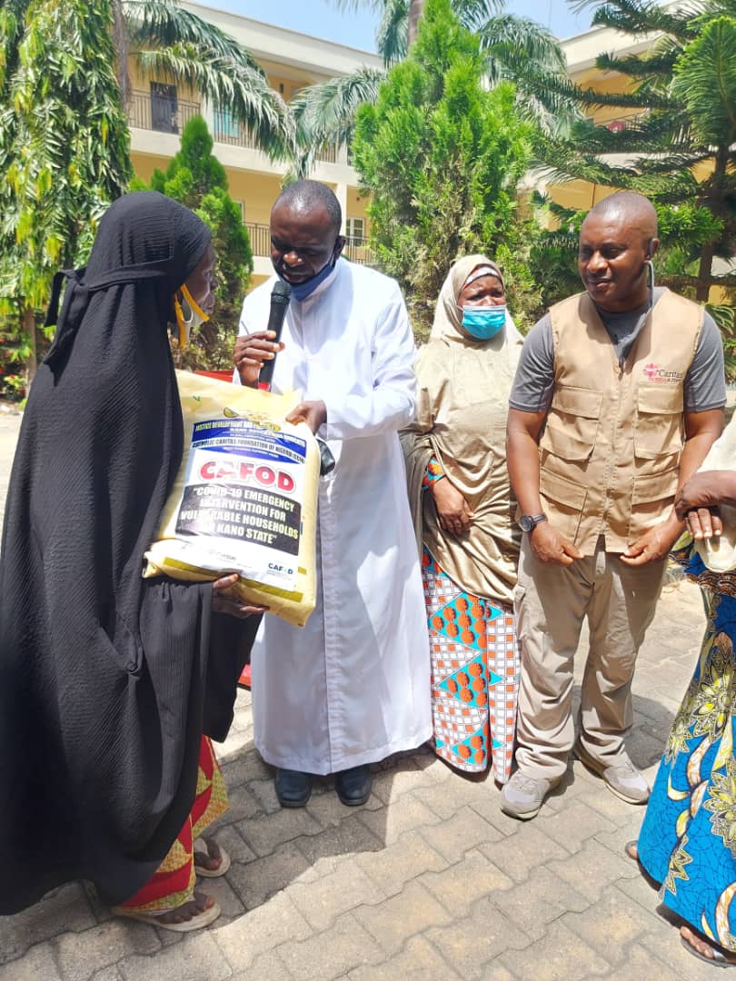kellyemeh's tweet photo. CAFOD and Caritas Nigeria providing palliatives and handwashing facilities to the most vulnerable Nigerians during the COVID 19 Pandemic. #Noonebeyondreach https://t.co/ySBazZyHsF