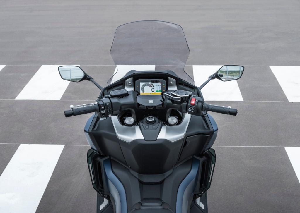 hondaitaliamoto's tweet photo. Comfort, tecnologia e prestazioni: Honda #Forza750. Resta connesso grazie a Honda Smartphone Voice Control System e al display TFT a colori, scegli il tuo setup grazie ai 4 Riding Mode disponibili. https://t.co/96omVoFHd6
#HondaMoto #ForYourScooter #NewForza #ThePowerOfDreams https://t.co/nqFjeTZ0c4