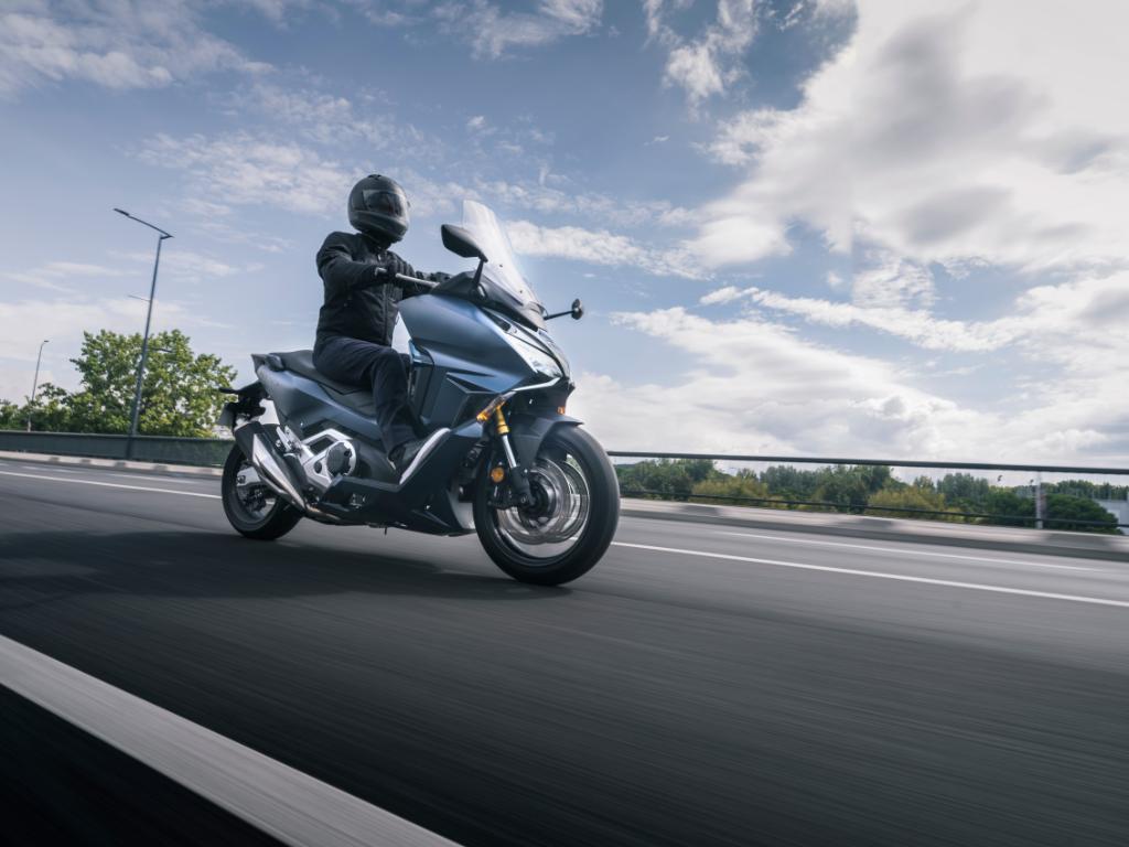 hondaitaliamoto's tweet photo. Comfort, tecnologia e prestazioni: Honda #Forza750. Resta connesso grazie a Honda Smartphone Voice Control System e al display TFT a colori, scegli il tuo setup grazie ai 4 Riding Mode disponibili. https://t.co/96omVoFHd6
#HondaMoto #ForYourScooter #NewForza #ThePowerOfDreams https://t.co/nqFjeTZ0c4