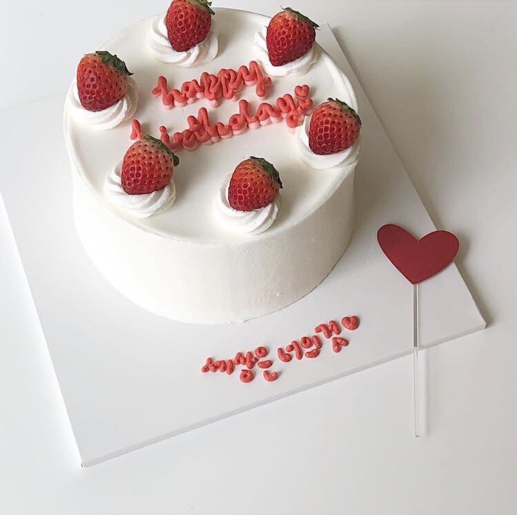 clcsyn's tweet image. buongiorno dalla birthday girl 🎂🎊
ho pensato di condividere con voi la mia torta quindi, se ne volete una fetta mettete un cuore e ve la faccio trovare in dm 🤍