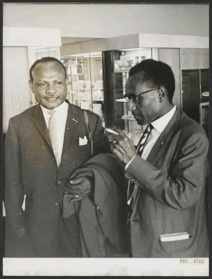 ibiroma's tweet photo. Dua orang sahabat (Jouwe dan Kirihio) yg berbeda jalan, ini mengtahui asal usul bendera Bintang Kejora. Bendera BK di usulkan dalam perdebatan Nieuw Guinea Raad 30 Oktober 1961. Kirihio meminta bendera BK yg bentuknya seperti bendera Cuba menjadi yang seperti saat ini. #papua https://t.co/3mA0FBMfix