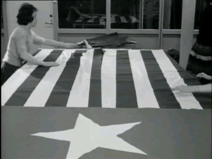 ibiroma's tweet photo. Dua orang sahabat (Jouwe dan Kirihio) yg berbeda jalan, ini mengtahui asal usul bendera Bintang Kejora. Bendera BK di usulkan dalam perdebatan Nieuw Guinea Raad 30 Oktober 1961. Kirihio meminta bendera BK yg bentuknya seperti bendera Cuba menjadi yang seperti saat ini. #papua https://t.co/3mA0FBMfix