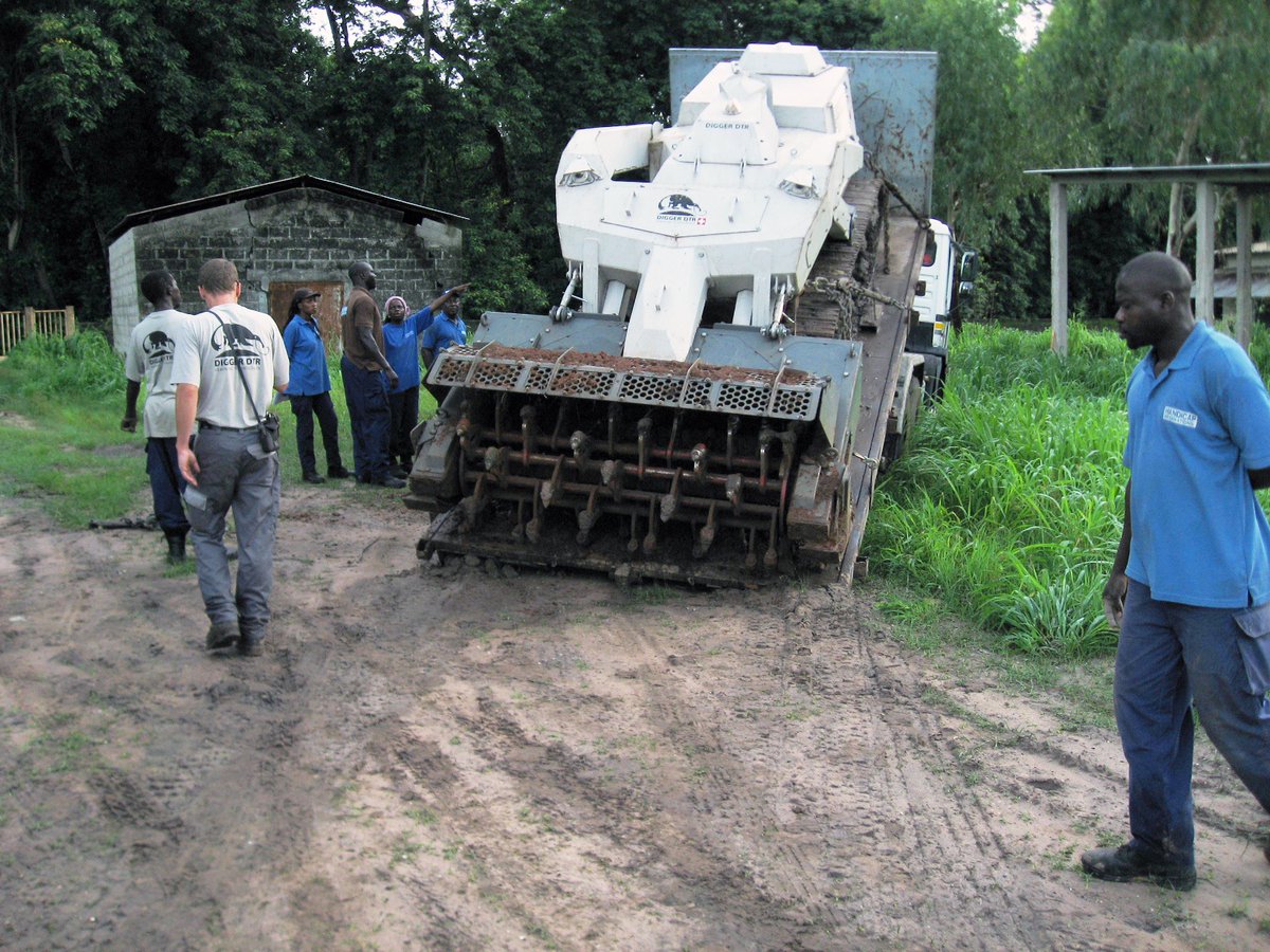 🚚Déchargement scabreux🚚

Découvrez l'épisode 28 de nos stories sur cette page: foundation.digger.ch/foundation/fr/…

#digger #fondation #diggerfoundation #déminage #humanitaire #jurabernois #jura3lacs #jurabernoistourisme #suisse #tavannes #Senegal