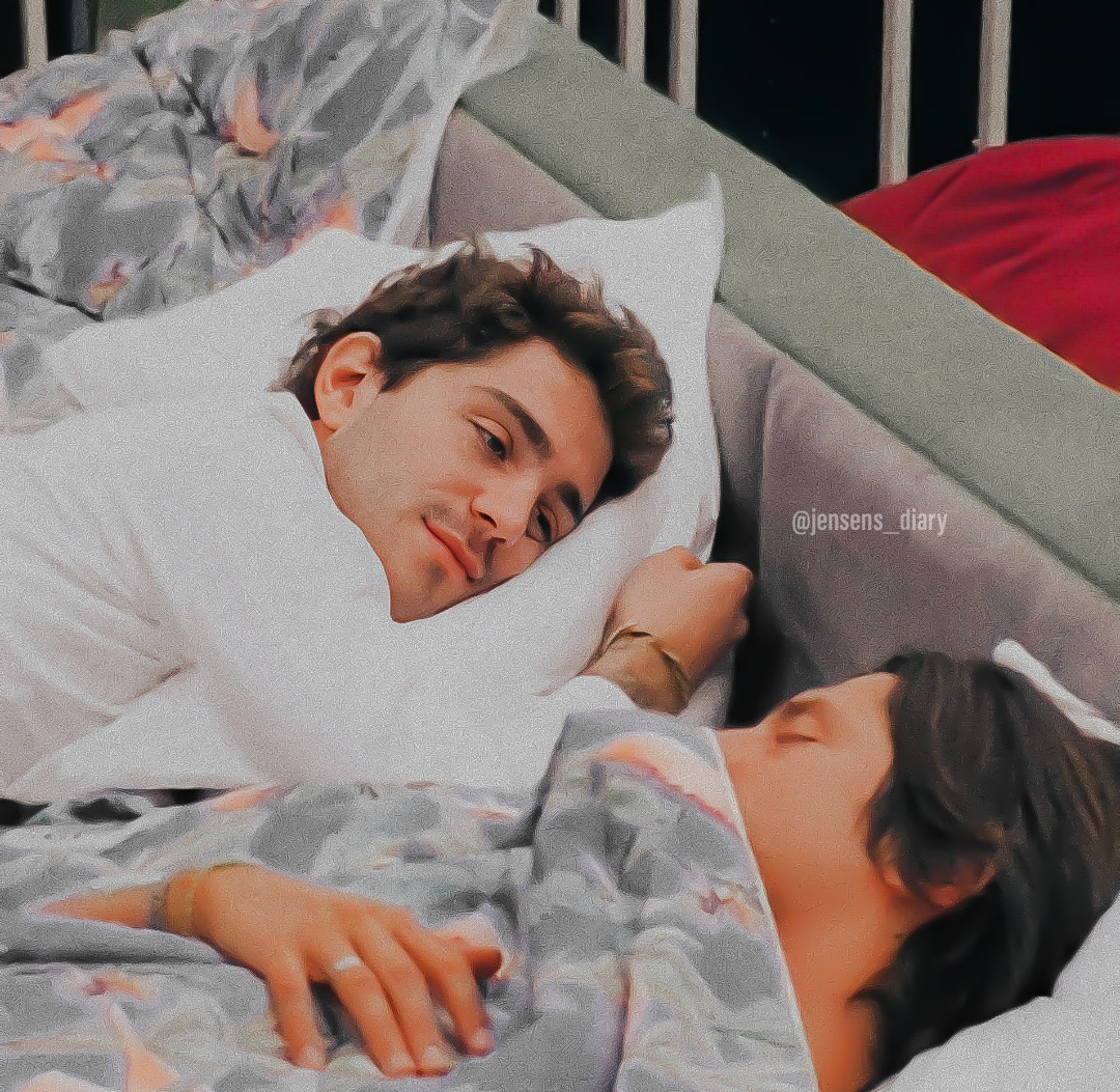 Fan90760223's tweet photo. Ma quale foto bella! Sembra che Francesco stia dormendo, ma in realtà, sta attuando la sua prossima strategia, lui non dorme mai. 
#GFVIP https://t.co/qeBykzlnyV