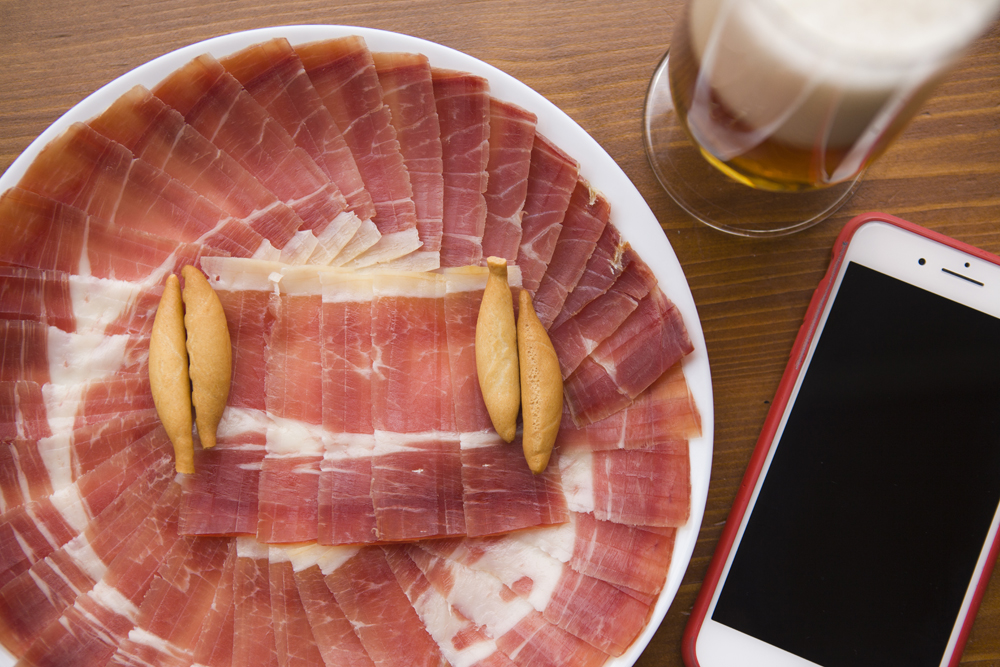 SomosEresma's tweet photo. Un minuto de silencio por esa caña con su jamoncito que no vamos a poder disfrutar en el bar.
#ApoyoHosteleria #SavetheBar https://t.co/XqeTuHMZdw
