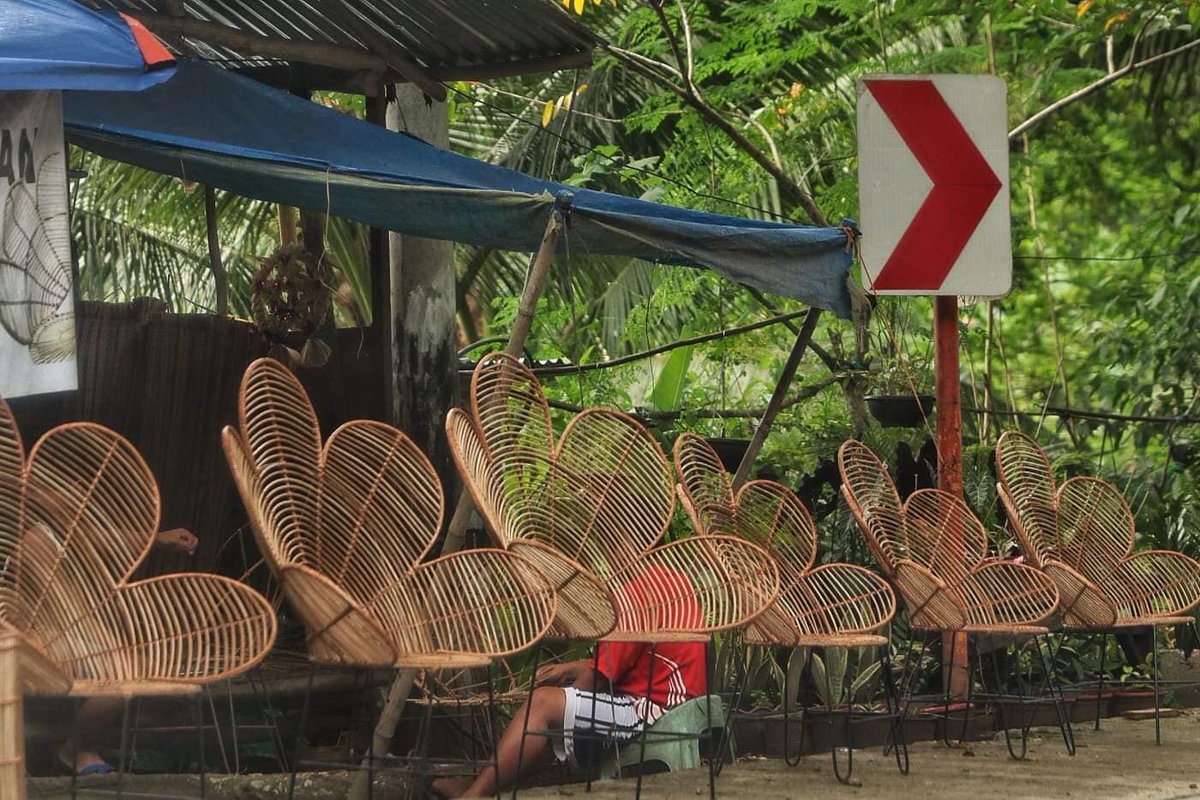 Making rattan furniture hi-res stock photography and images - Alamy, image size:1200x800