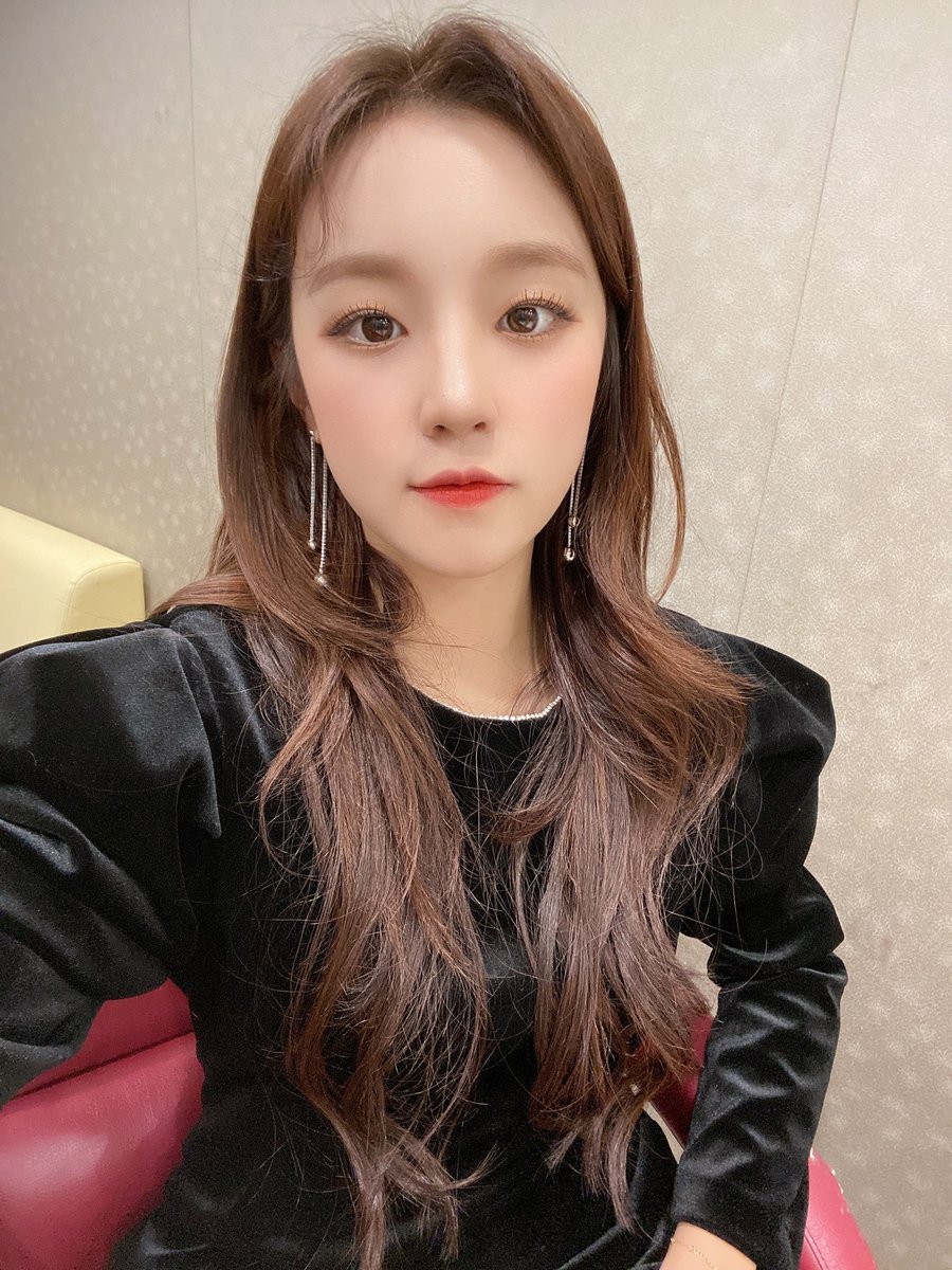 official_i_dle's tweet photo. [#우기] 우리 네버버 어제 첫방 잘 봤나용??
헤헤 
���기의 성장하는 모습을 같이 지켜봐주시죵 ~~
나는 살아있다!!!

https://t.co/kIz1e9PyFs https://t.co/NsWKXrQhH1