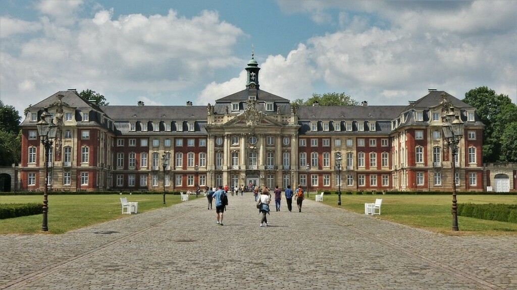 AleDesconocida's tweet photo. Palacio de Münster (Schloss Münster)
.
El antiguo palacio de estilo barroco de los príncipes obispos tiene una fachada muy elegante, sus paredes de ladrillo rojo están revestidas con placas de arenisca que rompen la monotonía. Este palacio fue edificado … https://t.co/wWNGKUgUkZ https://t.co/mmeUC7Hrl8