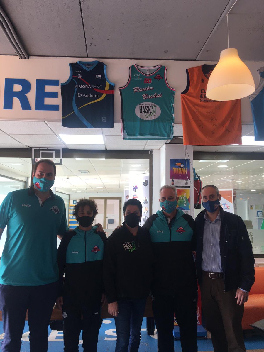 RINCONBASKETCL1's tweet photo. @Bask3Tbar se suma como colaborador a Rincón Basket Club!
Nuestra camiseta luce orgullosa compartiendo espacio con los mejores equipos en las paredes de este templo del baloncesto malagueño.
GRACIAS!!🏀
#RincónBasketClub #Baloncesto

@deportesrinconv @ajmartinrincon  @aytorincon https://t.co/h50WnA1l50