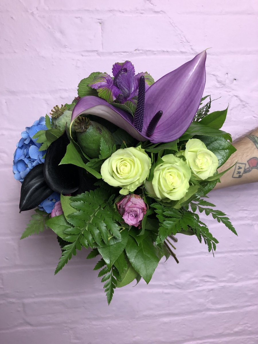 Introducing our latest addition to our online collection "Midnight Dream"
With dramatic colour contrasts as well as contrasting flowers, this bouquet will definitely become a dream display in your home!
Available online at ow.ly/nzNr50Cdja0
💐🌼🥀💑
#florist #floristonline