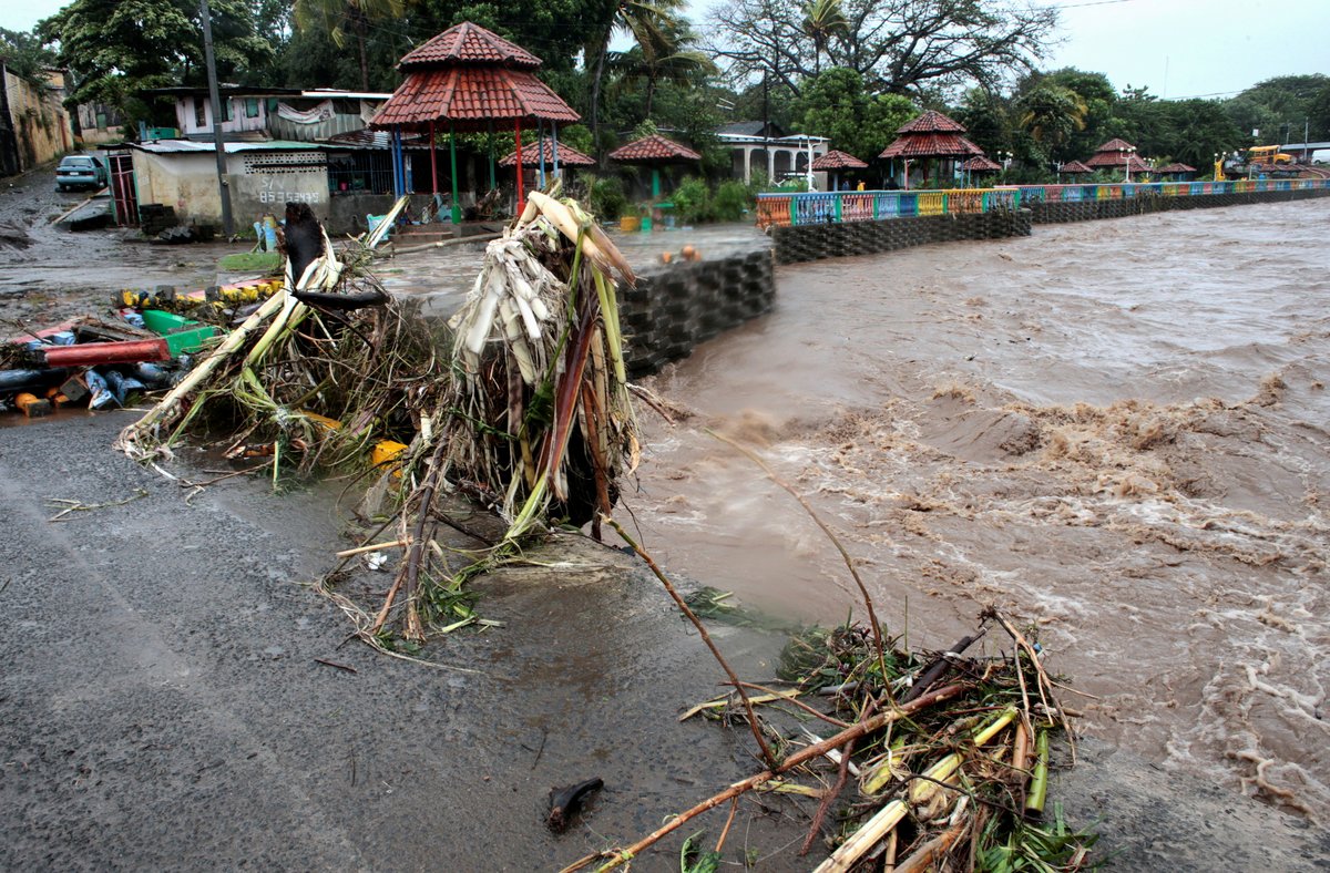 ajplus's tweet photo. The death toll from #HurricaneEta rose to over 70 people in Central America, including 50 in Guatemala, where a landslide buried 20+ homes in an Indigenous community.

The storm has also caused floods and landslides across Nicaragua, Honduras, Costa Rica, El Salvador and Panama. https://t.co/2EfalDUkPy