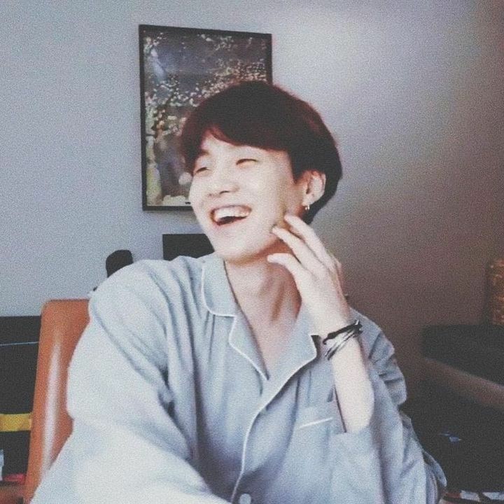 LetsChangeTheW8's tweet photo. We will always be there for you Yoongi no matter what happens. We will wait for you. Stay healthy and safe . Keep smiling 💜#GetWellSoonYoongi https://t.co/p4VofsC8FU
