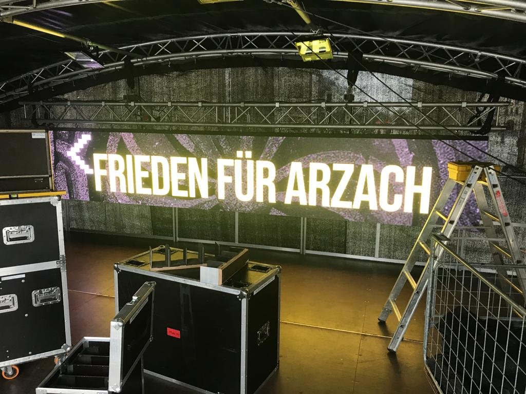 Matin (@mat_hasmik) on Twitter photo Heute in #Berlin. Friedenskundgebung und Konzert ab 14 Uhr, Brandenburger Tor. Mit dabei u.a. <a href="/SevimDagdelen/">Sevim Dağdelen</a>, Martin Kranz sowie das elfköpfige "Orchester für den Frieden" mit der Sopranistin Hrachuhí Bassénz
<a href="/BILD/">BILD</a> <a href="/morgenpost/">Berliner Morgenpost</a> <a href="/berlinerzeitung/">Berliner Zeitung</a> <a href="/BERLINER_KURIER/">BERLINER KURIER</a> <a href="/welt/">WELT</a> Heute in #Berlin. Friedenskundgebung und Konzert ab 14 Uhr, Brandenburger Tor. Mit dabei u.a. <a href="/SevimDagdelen/">Sevim Dağdelen</a>, Martin Kranz sowie das elfköpfige "Orchester für den Frieden" mit der Sopranistin Hrachuhí Bassénz
<a href="/BILD/">BILD</a> <a href="/morgenpost/">Berliner Morgenpost</a> <a href="/berlinerzeitung/">Berliner Zeitung</a> <a href="/BERLINER_KURIER/">BERLINER KURIER</a> <a href="/welt/">WELT</a>