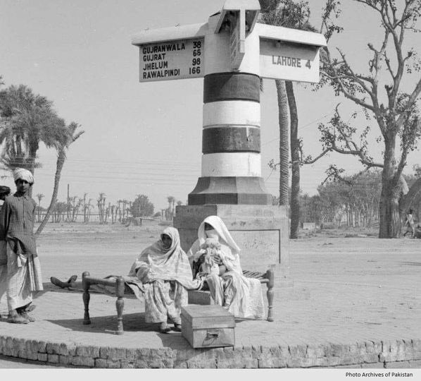 LahoreNama's tweet image. Passengers are waiting for a bus at Shahdara Chowk, Lahore. 
The signboard shows Lahore 4 Miles 
Date:  1952