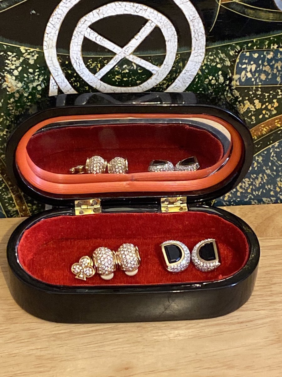loveretrocrafts's tweet photo. Swarovski clip on earrings, SAL vintage crystal clip on earrings, Swarovski scarf pin Swarovski crystal, genuine Swarovski Crystals #crystalscarfpin #salearrings #swarovskiearings #swarovskipin #scarfpin https://t.co/CyqC9oVfi7 https://t.co/Vc6zOuTyFD