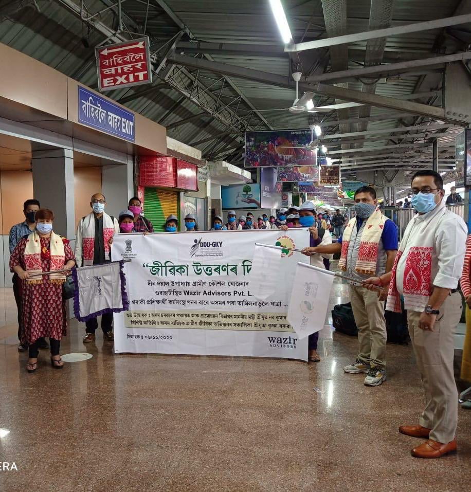 MoRD_GoI's tweet photo. Glimpses of the journey of 72 girls trained by M/S Wazir Advisors Ltd. to Tirupur, #TamilNadu for placement. The event was flagged off at Guwahati Railway Station by SMD, Assam #SRLM. https://t.co/af0cml9Yv1