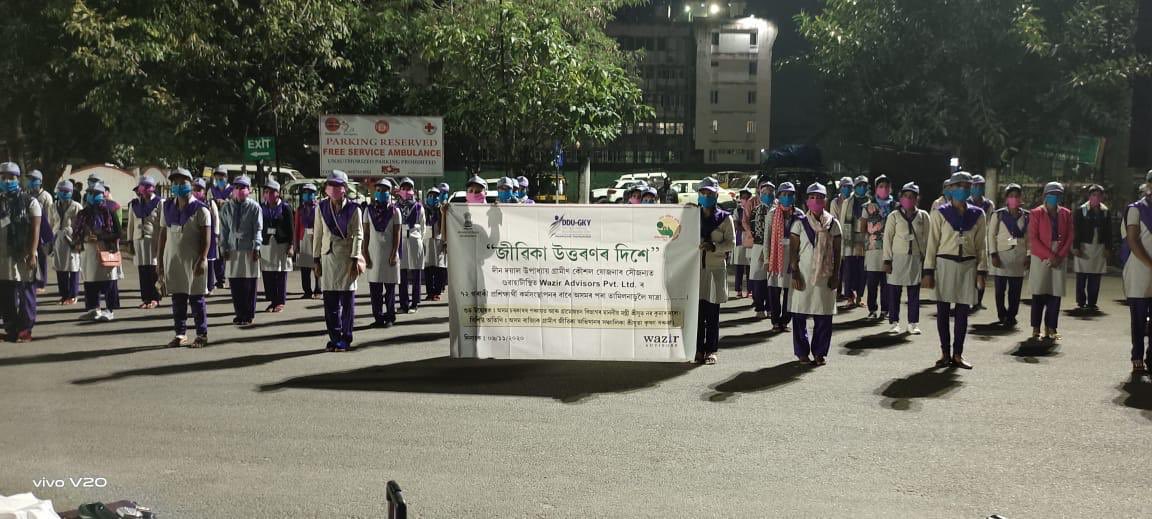 MoRD_GoI's tweet photo. Glimpses of the journey of 72 girls trained by M/S Wazir Advisors Ltd. to Tirupur, #TamilNadu for placement. The event was flagged off at Guwahati Railway Station by SMD, Assam #SRLM. https://t.co/af0cml9Yv1