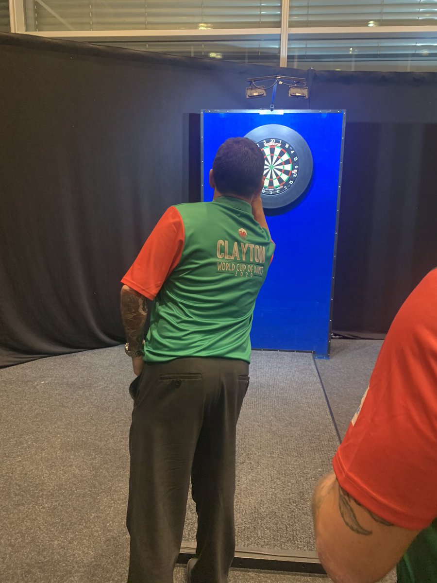 Gezzyprice's tweet image. Practicing going well can’t wait to get started let’s bring it home this year come on Jonny boy🤞🏻 @JonnyClay9 @OfficialPDC @reddragondarts @TuffStuff_UK @VansdirectUK @valleywaterserv