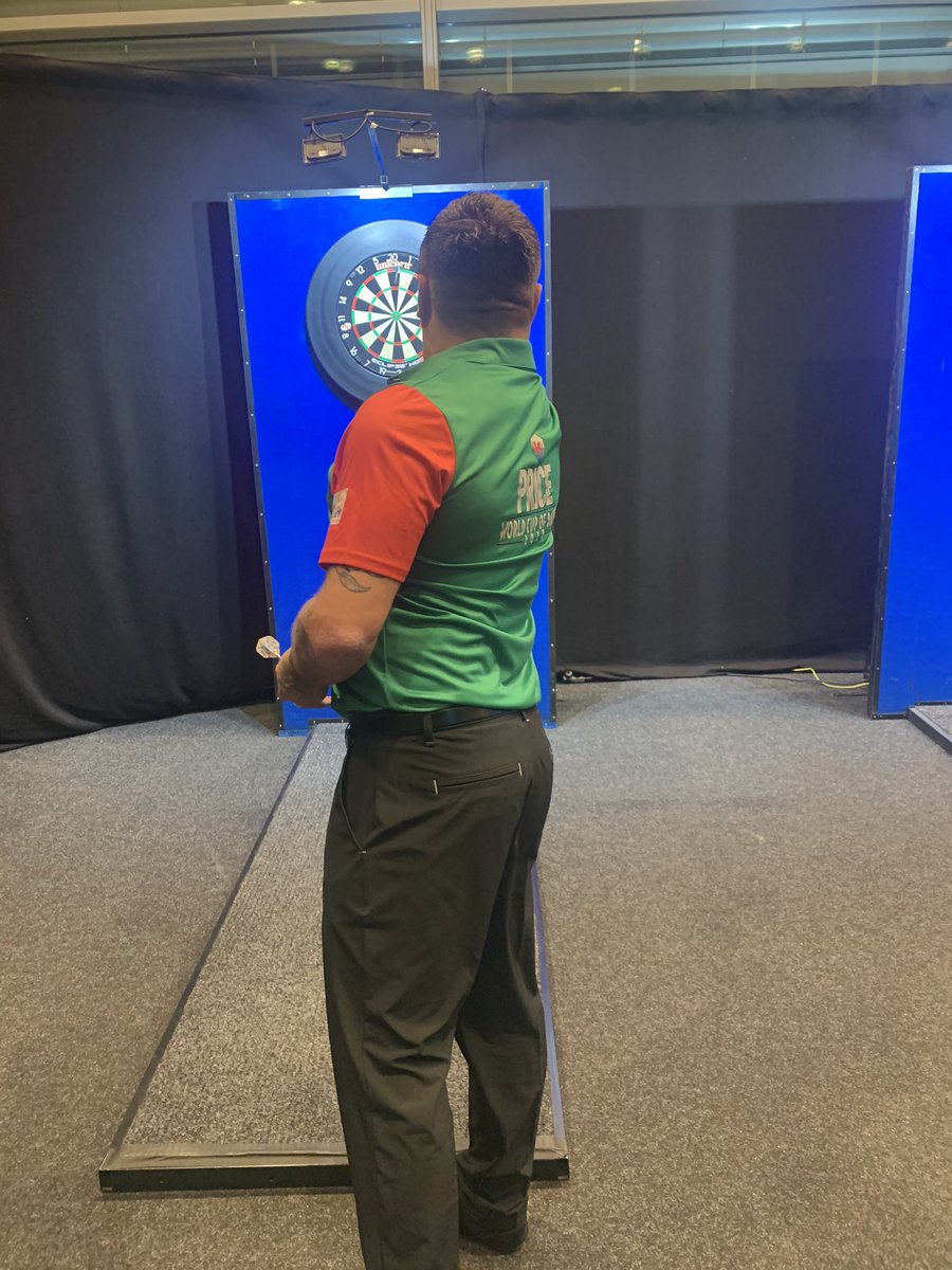 Gezzyprice's tweet image. Practicing going well can’t wait to get started let’s bring it home this year come on Jonny boy🤞🏻 @JonnyClay9 @OfficialPDC @reddragondarts @TuffStuff_UK @VansdirectUK @valleywaterserv