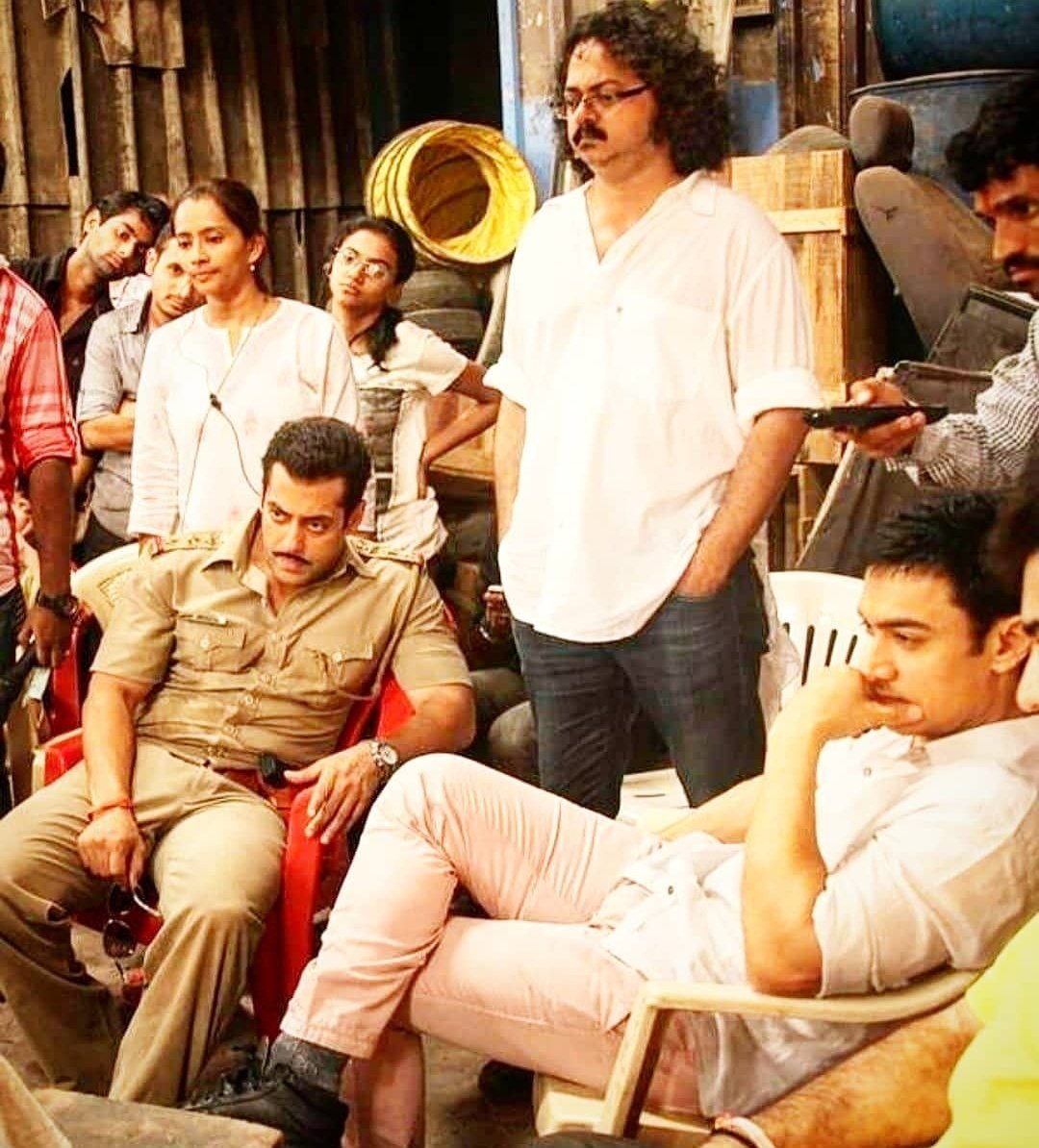 #FlashbackFriday 
@aamir_khan on sets of #Dabangg2 ...🔥🔥
@BeingSalmanKhan ❤️