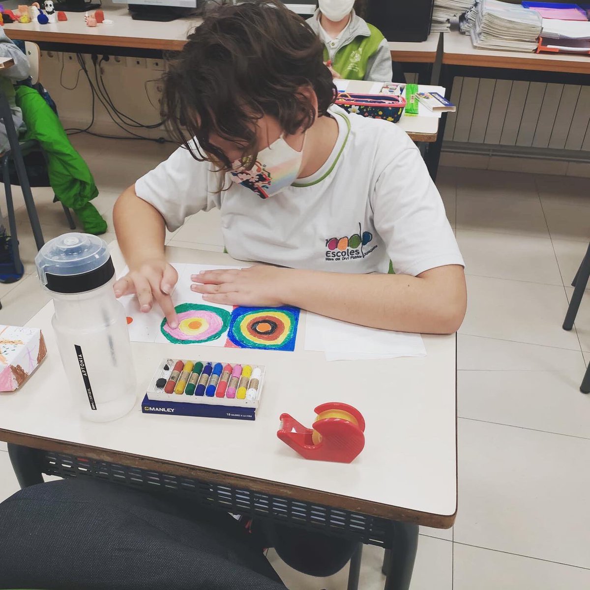 MDP_Capellades's tweet photo. Coneixent la vida de Kandinsky ens hem atrevit a #versionar la seva obra: "estudi de color amb quadrats". #kandinsky #escolesmdp #mdpcapellades https://t.co/K6myEuwNNl