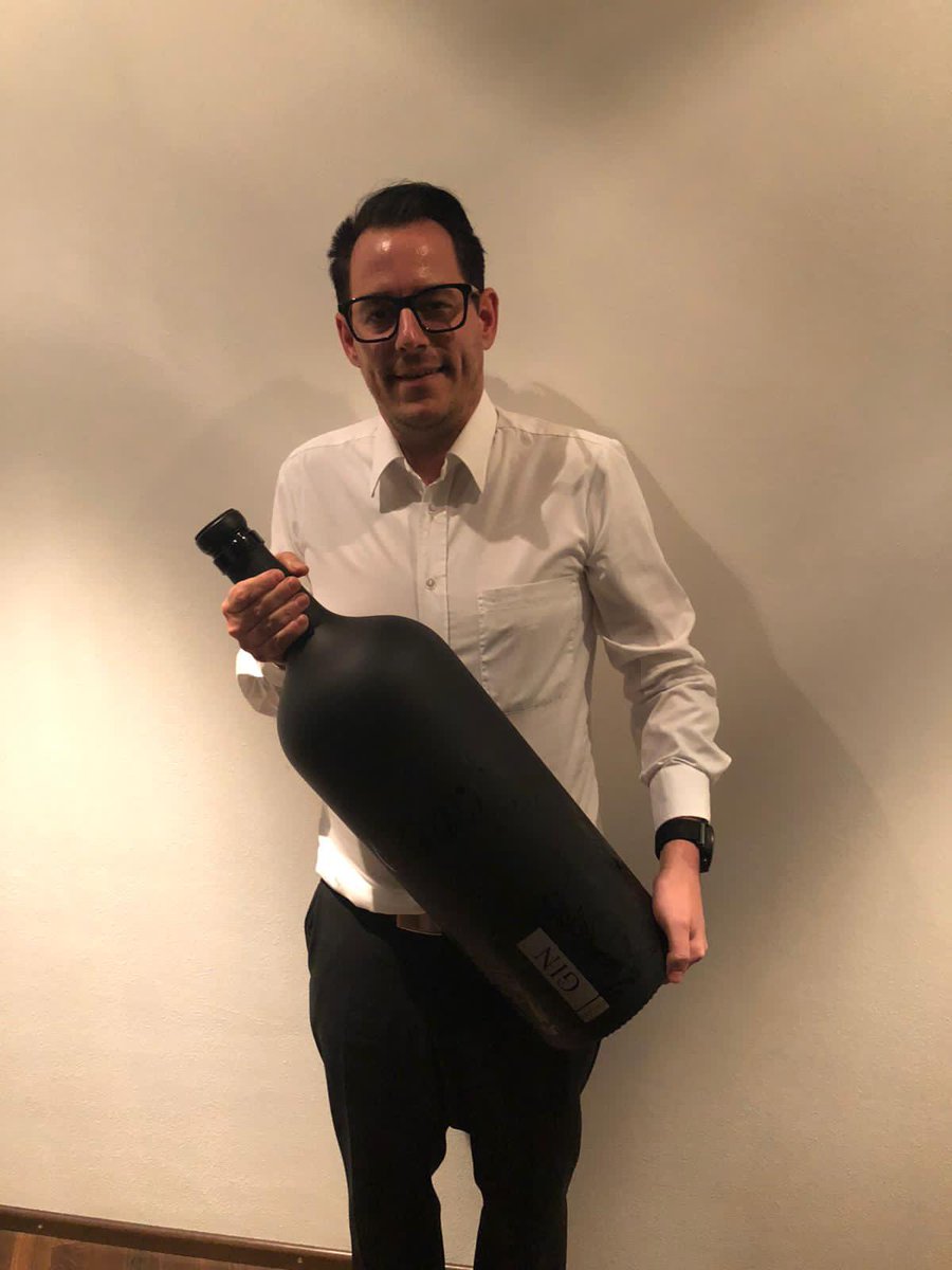 schlafenderJoe's tweet photo. Wie man da einschenken, soll ist mir ein Rätsel 😂😂😂

Trink ich halt direkt aus der Flasche 😂😂😂

#Gin #GinTonic #12Liter #Big https://t.co/hp2t9M43g9