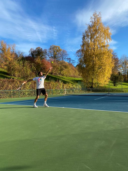 canal_tenis's tweet photo. ¡Roger Federer 🇨🇭 está de vuelta 🎾!

📸 @rogerfederer https://t.co/L8WhmZAyio