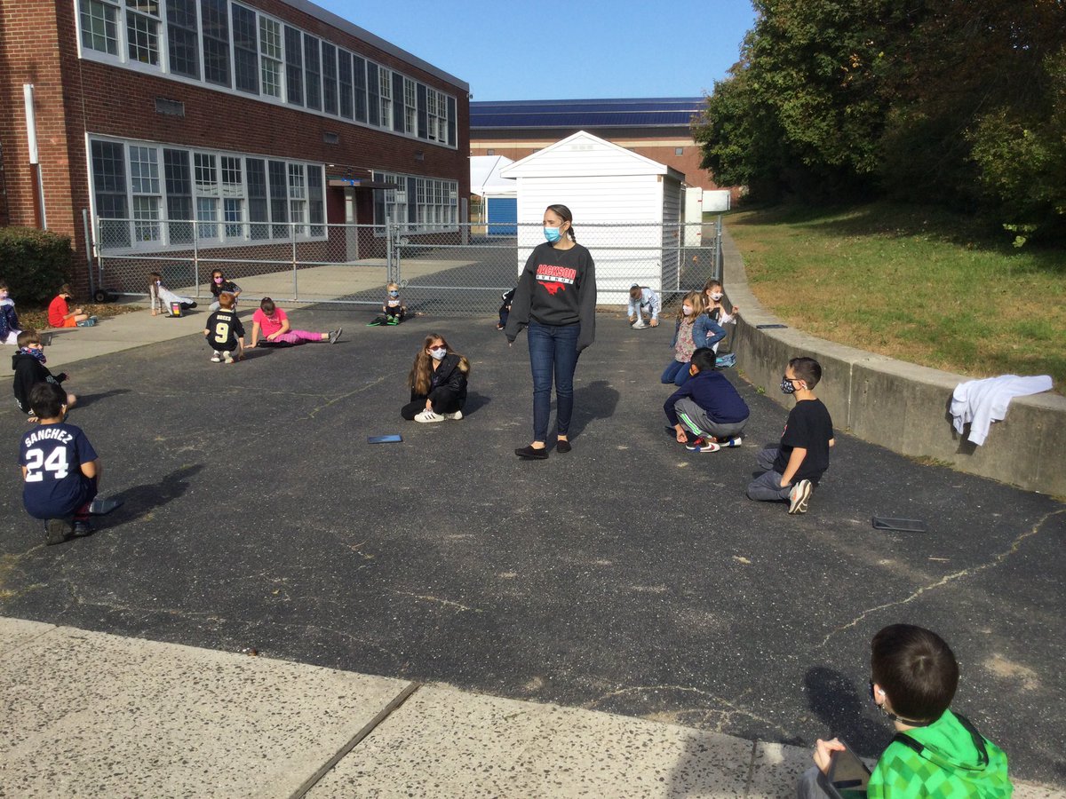 MrsRodr1guez's tweet image. Enjoying a beautiful Friday creating our classroom mantra and setting goals ✅ #SEL #MineolaProud @MrsFabiitti @Jackson_Ave