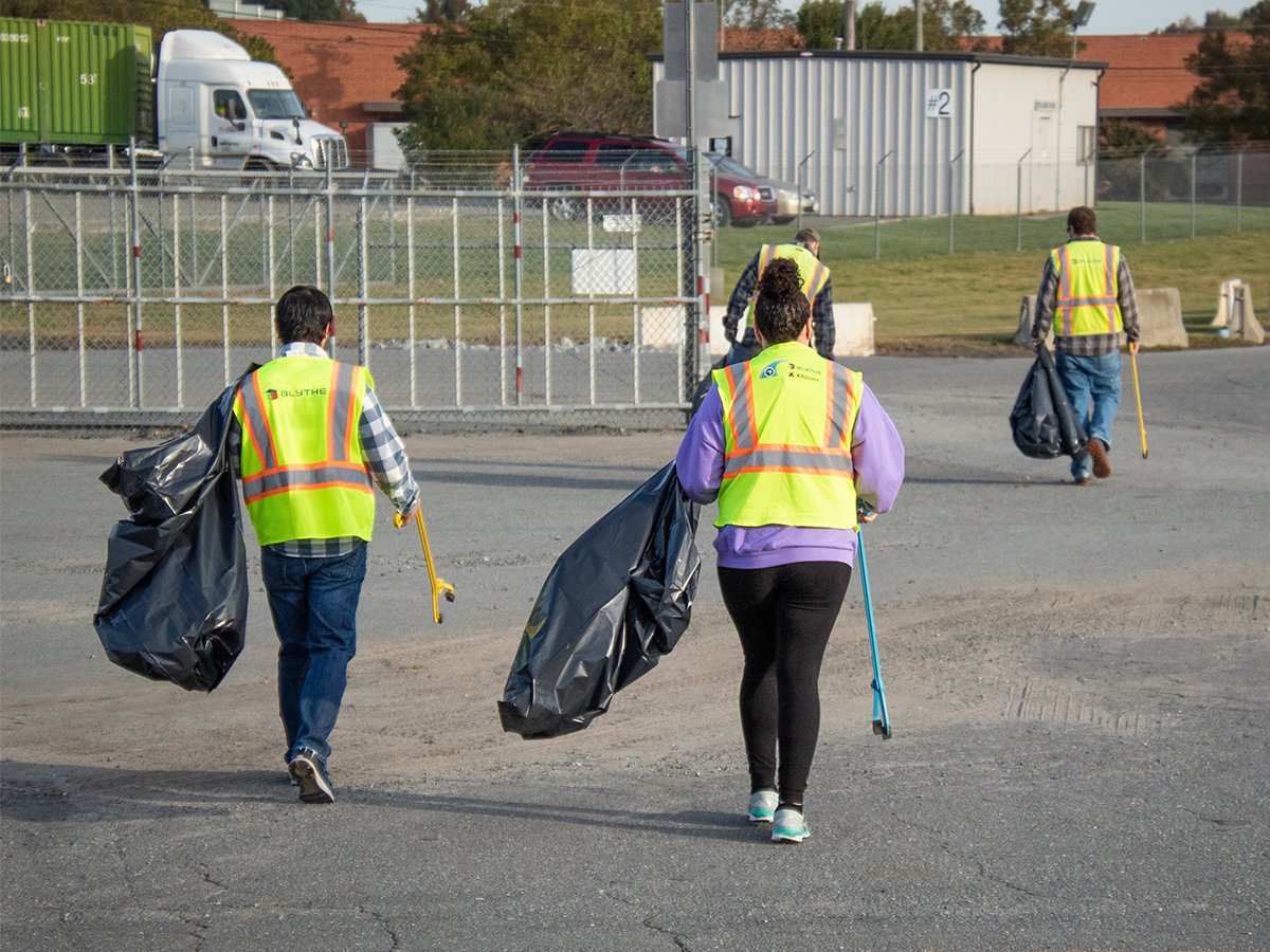 BlytheConst1's tweet photo. Blythe team members spent time this morning collecting trash along our adopted Charlotte street, Atando Avenue. One hour and eight garbage bags later, it’s looking pretty nice out there if we say so ourselves. Thanks to all who pitched in! #cleanup #service #doyourpart https://t.co/1gxhyznL0x