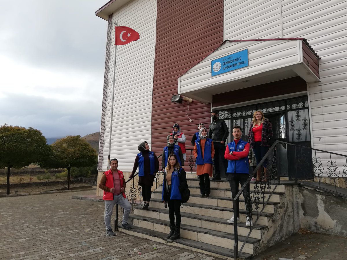 Tatvanmem's tweet photo. İlçemiz Çekmece Köyü İlkokulu Beden Eğitimi Öğretmeni Songül ŞAHİN ve İlçe Gençlik Merkezi Personellerinden okulumuza Anlamlı duvar resimleri. https://t.co/eYJWNYHdy5
