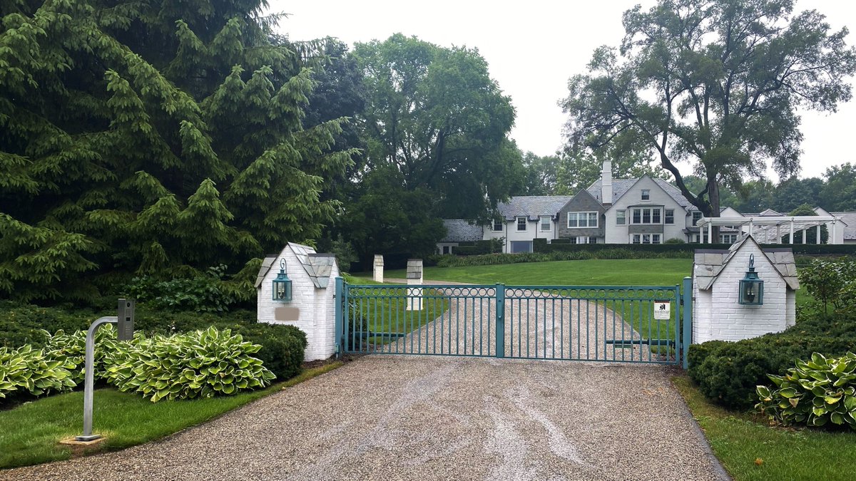doorbird's tweet photo. The owner of this house can control the gate remotely, receive push notifications when a visitor rings the #doorbell and answer via the app - all thanks to the #DoorBird #IP video #intercom.
Photo & installation: https://t.co/AZV4zhkkjE
#accesscontrol #gatecontrol #Türstation https://t.co/Q5eJ6i8wRb
