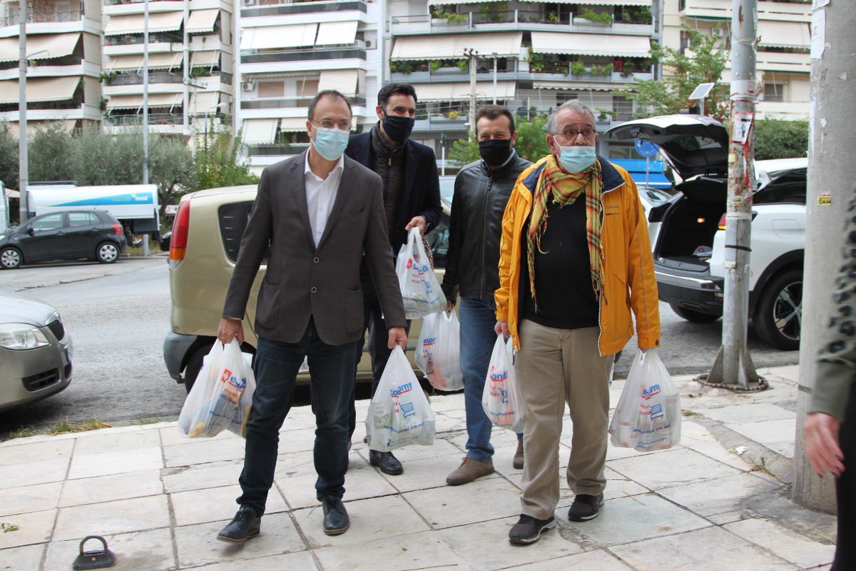 nikospappas16's tweet photo. Με τους @imouzalas , @TTheoharopoulos  και συντρόφους από τη Νεα Σμύρνη μαζέψαμε τις τελευταίες προσφορές και βάλαμε ένα χεράκι για να φτάσει γρηγορότερα η βοήθεια στο νησί. Για μια ακόμα φορά μπράβο στη «Στροφή Νέας Σμύρνης» και τον @themis_strofins . https://t.co/oCYaoAqlbP