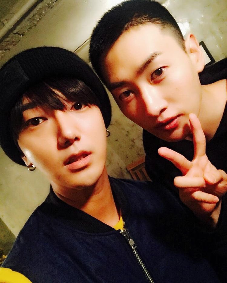 ●   yehyuk signature pose  part 1 #yehyuk @shfly3424  @AllRiseSilver