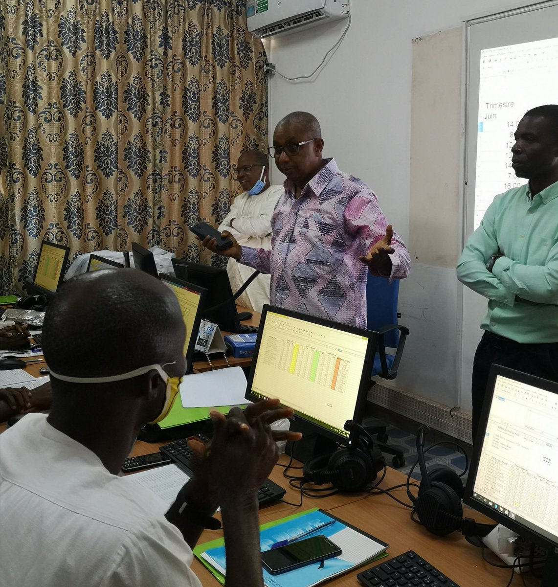 "Ce qui enrichit un pays ce dont ses femmes et ses hommes" Visite du ministre Bano Barry > clôture de la 1ere semaine de formation du pgm de renforcement de capacités des enseignants <a href="/AmbaFrGuinee/">France en Guinée et en Sierra Leone</a> Merci pour la confiance accordée <a href="/IFParis/">Institut français</a> <a href="/AFD_France/">Agence Française de #Développement (AFD) 🇫🇷 🇪🇺</a> <a href="/cla_besancon/">Centre de Linguistique Appliquée (CLA) de Besançon</a> @cavilamvichy