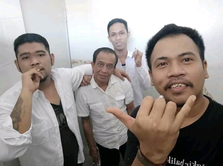 MNizarA3's tweet photo. Kita bukan penjahat , cuma kita sedang tersesat 😔

#tenangkalemkuasai
#slowbutsure https://t.co/2pZbybhHkD