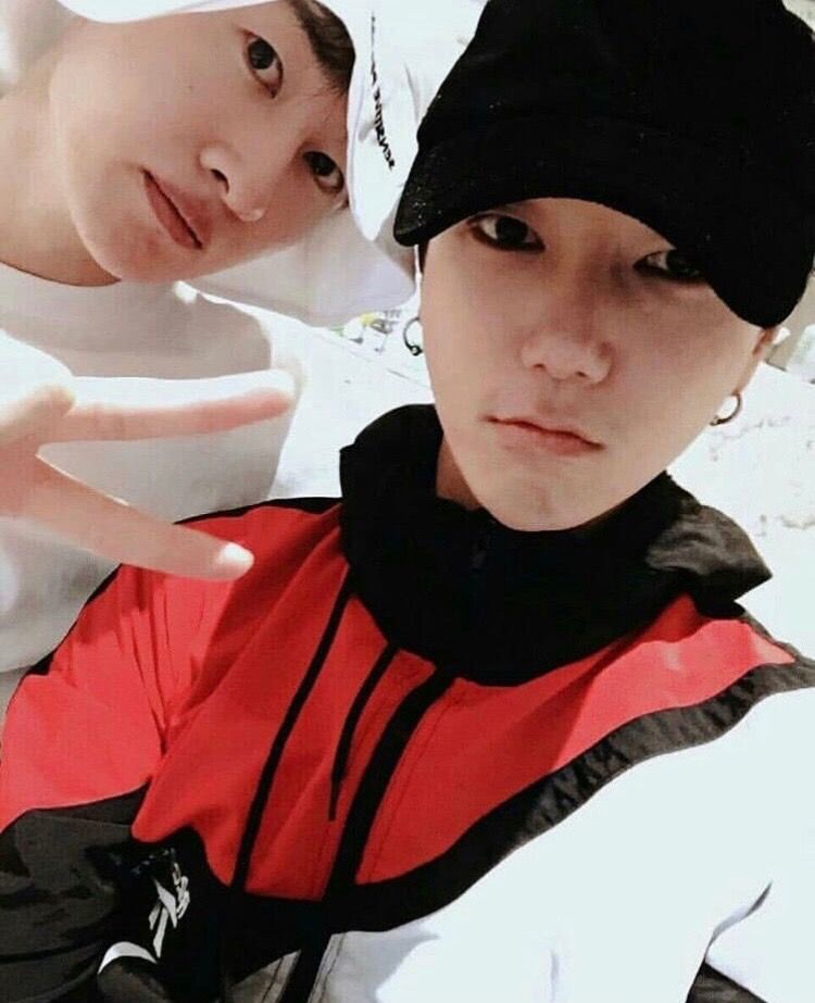 ●   yehyuk signature pose  part 2 #yehyuk @shfly3424  @AllRiseSilver