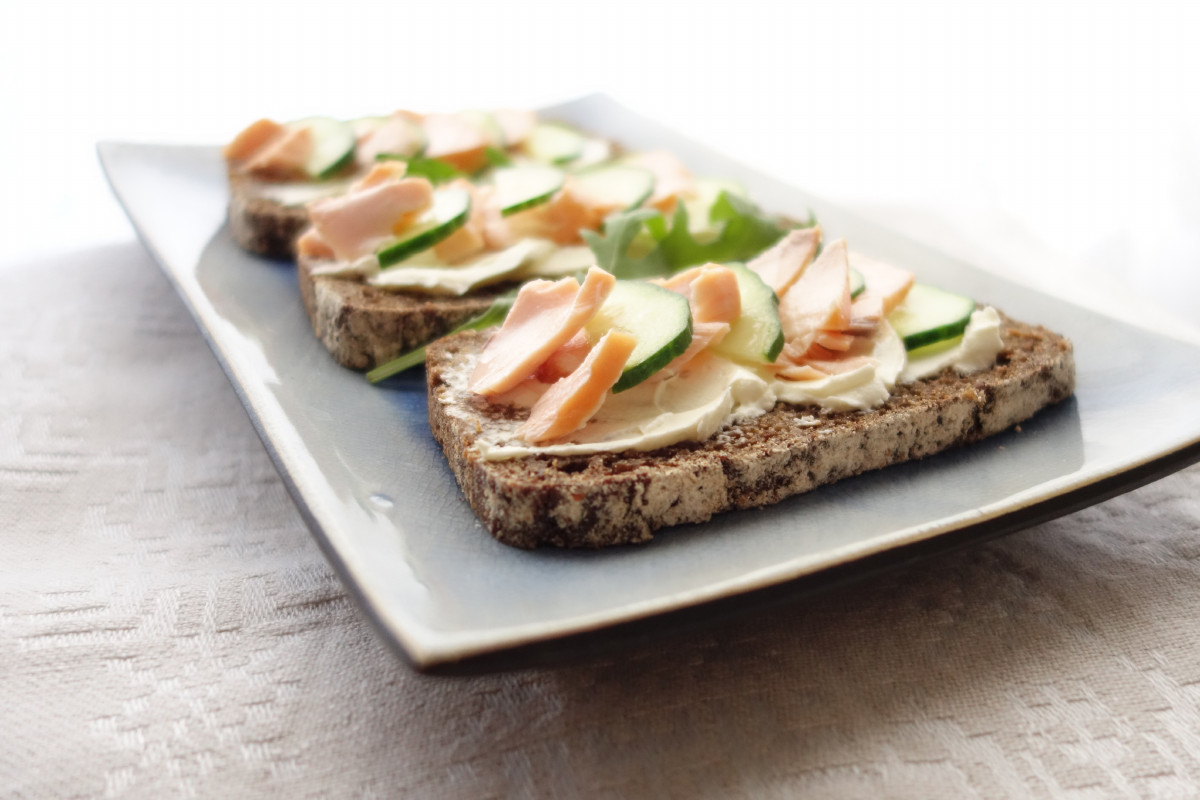RealBread's tweet photo. What's your #RyeLove? Here's rye bread I baked using our house's go-to recipe from @BreadMatters, top by hot smoked salmon and stuff. @RosehipandRye @karawaybakery #RealBread #sourdough #ryebread https://t.co/oGPlEEuKBl