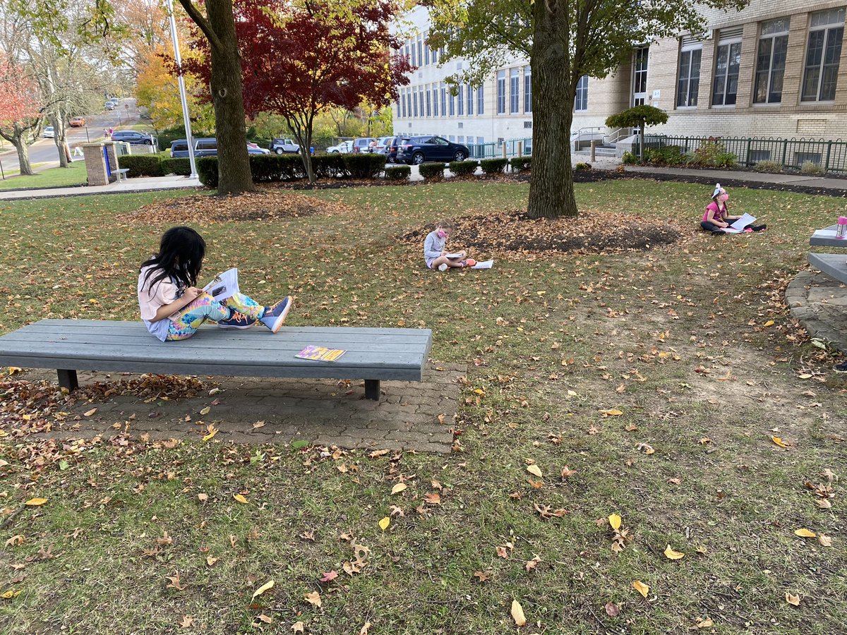 MissSandora's tweet photo. Taking quizzes is so much more fun in the sun! #fosterfalcons https://t.co/RyBfMAPgic