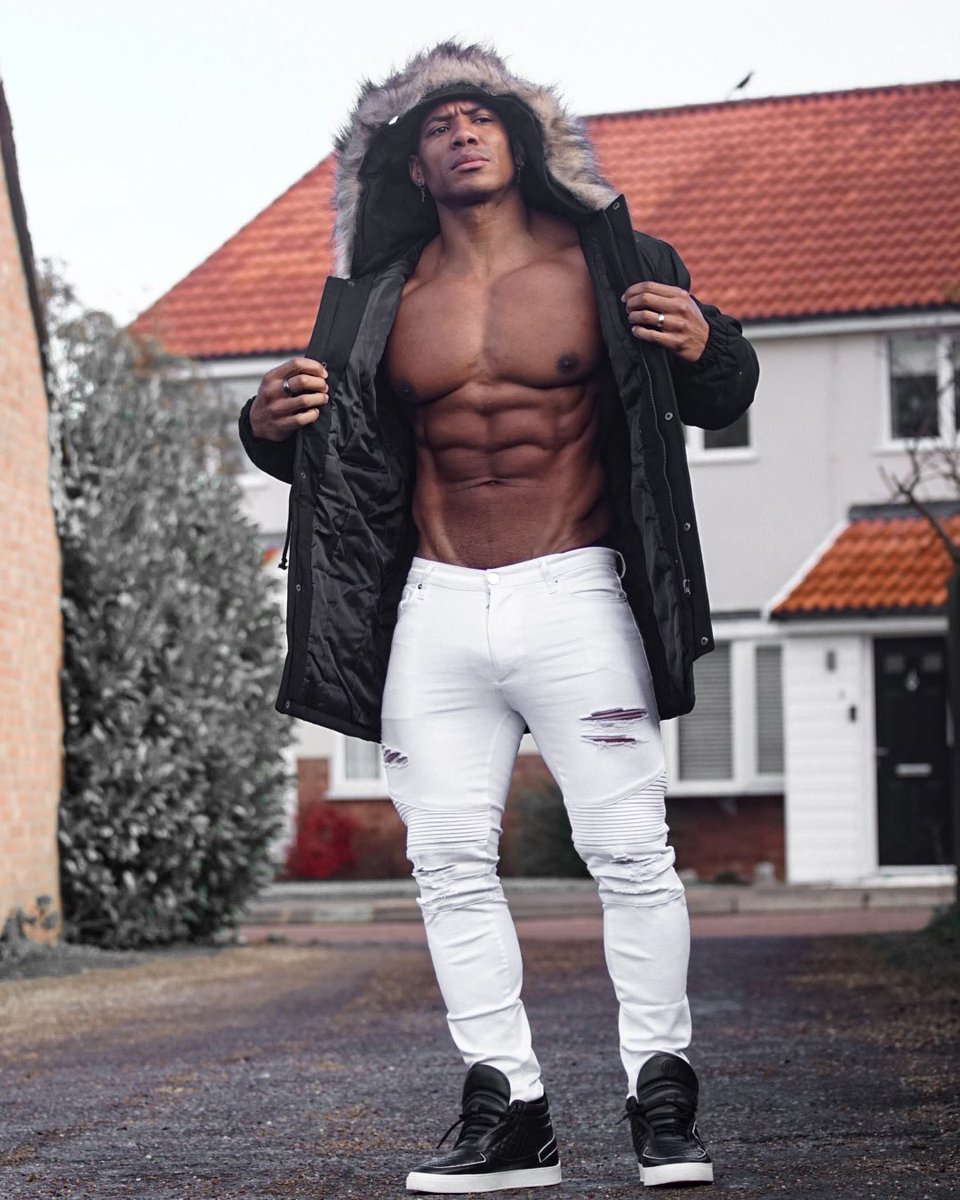 RogerSnipes's tweet photo. When the diet pays off. The shirt stays off too.
#shredded #diet #leanAF https://t.co/pmbUYXTLCc