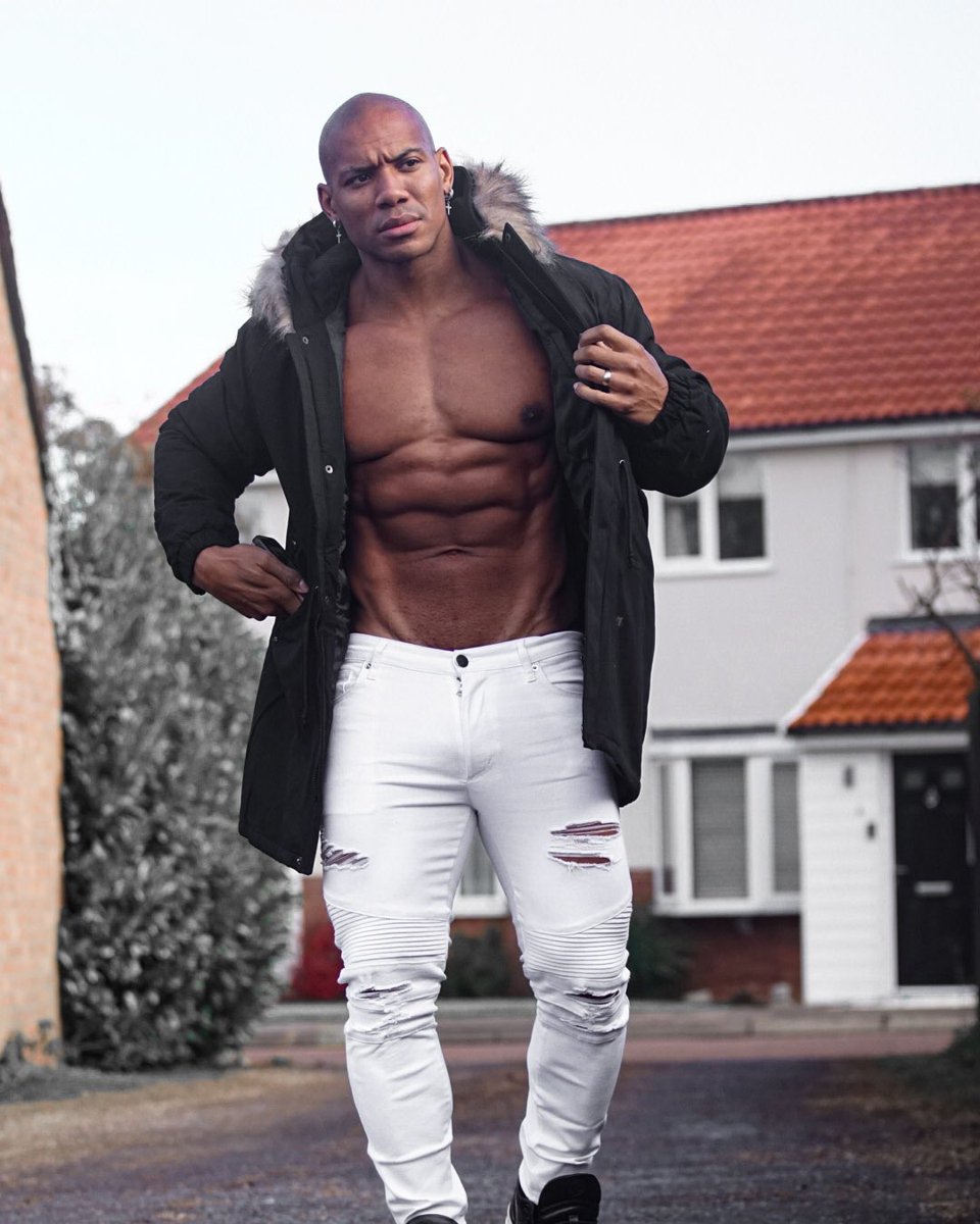RogerSnipes's tweet photo. When the diet pays off. The shirt stays off too.
#shredded #diet #leanAF https://t.co/pmbUYXTLCc