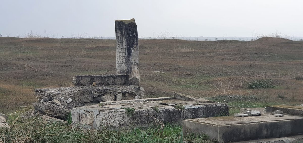 HikmetHajiyev's tweet photo. Они не пощадили даже кладбище,оно подверглось армянскому вандализму и варварству.При подробном осмотре освобожденных территорий будет выявлено еще больше подобных фактов и военных преступлений, совершенных Арменией.Арм попыталась стереть все следы Азербайджана на этих территориях https://t.co/u8MqLKmN2s