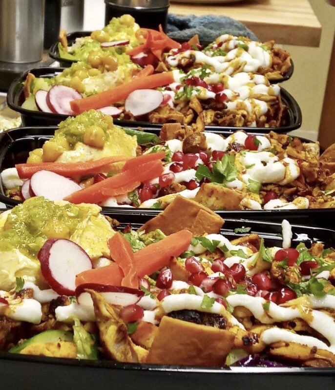 GeorgieShawarma's tweet photo. Happy Friday!!! Your lunch is ready! 😉🌶🐔❤️🍽 #AsDeliciousAsItLooks #ShawarmaOverRice #SoManyColours #ChickpeasAreTheFuture #75Elgin #TheSoo #Algoma #NorthernOntario https://t.co/0l8VgnFs3n