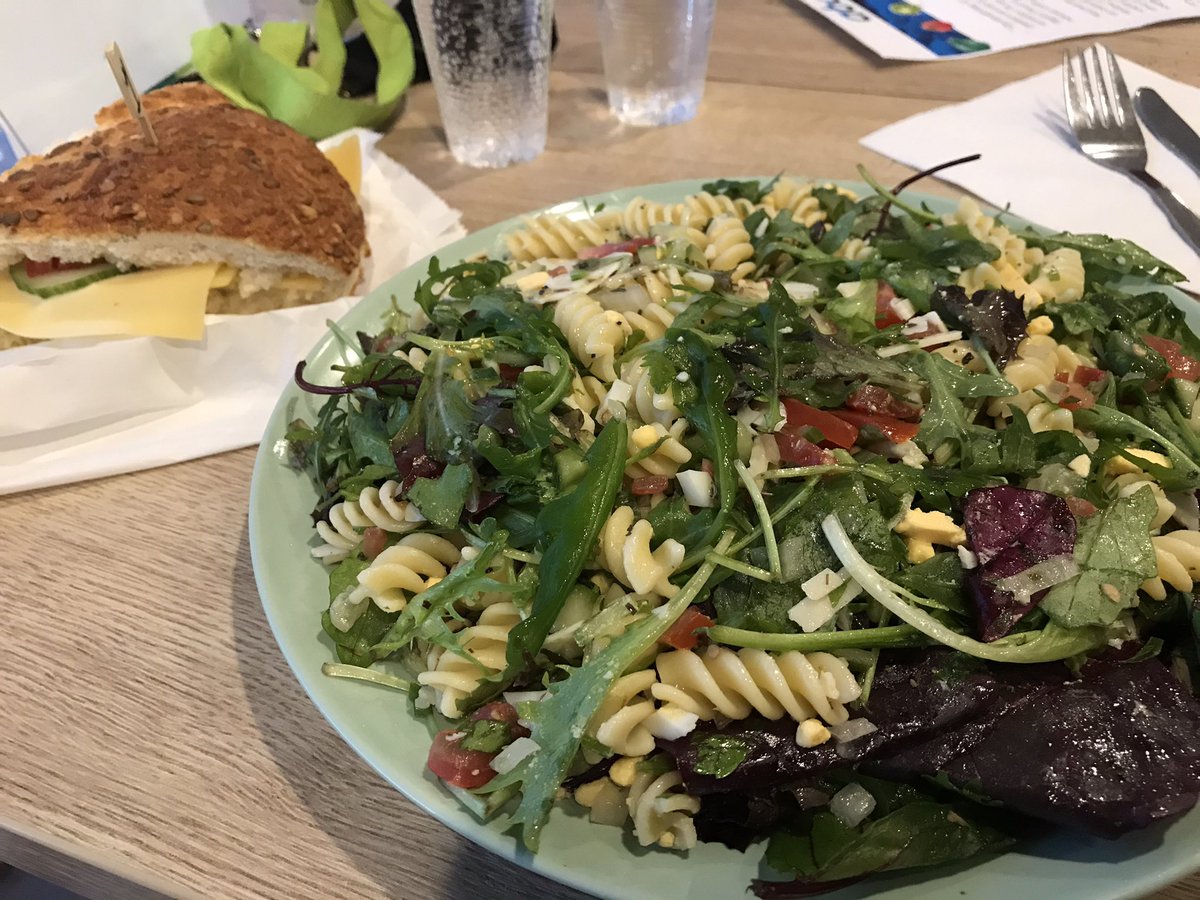 leo_verhagen's tweet photo. Late dienst dan eten we tegenwoordig in ons nieuwe bedrijfsrestaurant #ABClogistics no more pizza of kapsalon maar gezonder eten👍👍 https://t.co/Dt8Ah0hHsH