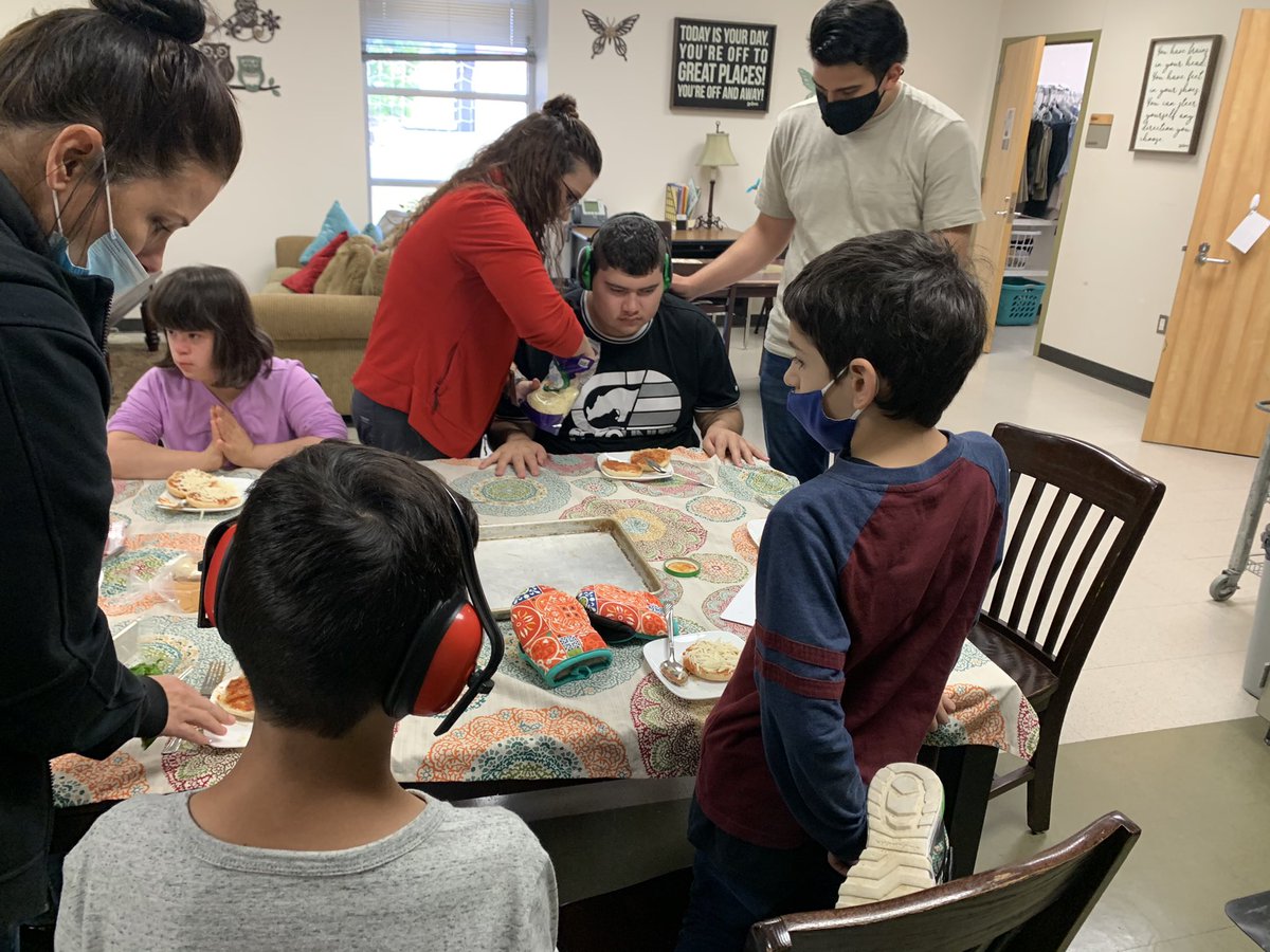 pettersonash's tweet photo. It’s pizza making day in the developmental classes at the Cambridge School 🍕 @HumbleISD_CAM @HumbleISD_ESS https://t.co/UdEpC9Q72R